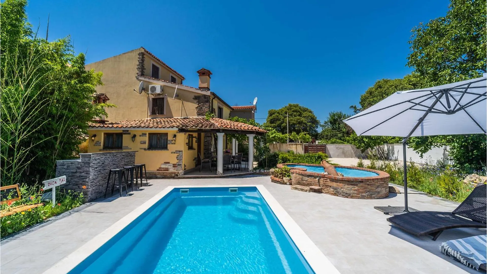 Lovely Home In Veliki Vareski With Kitchen